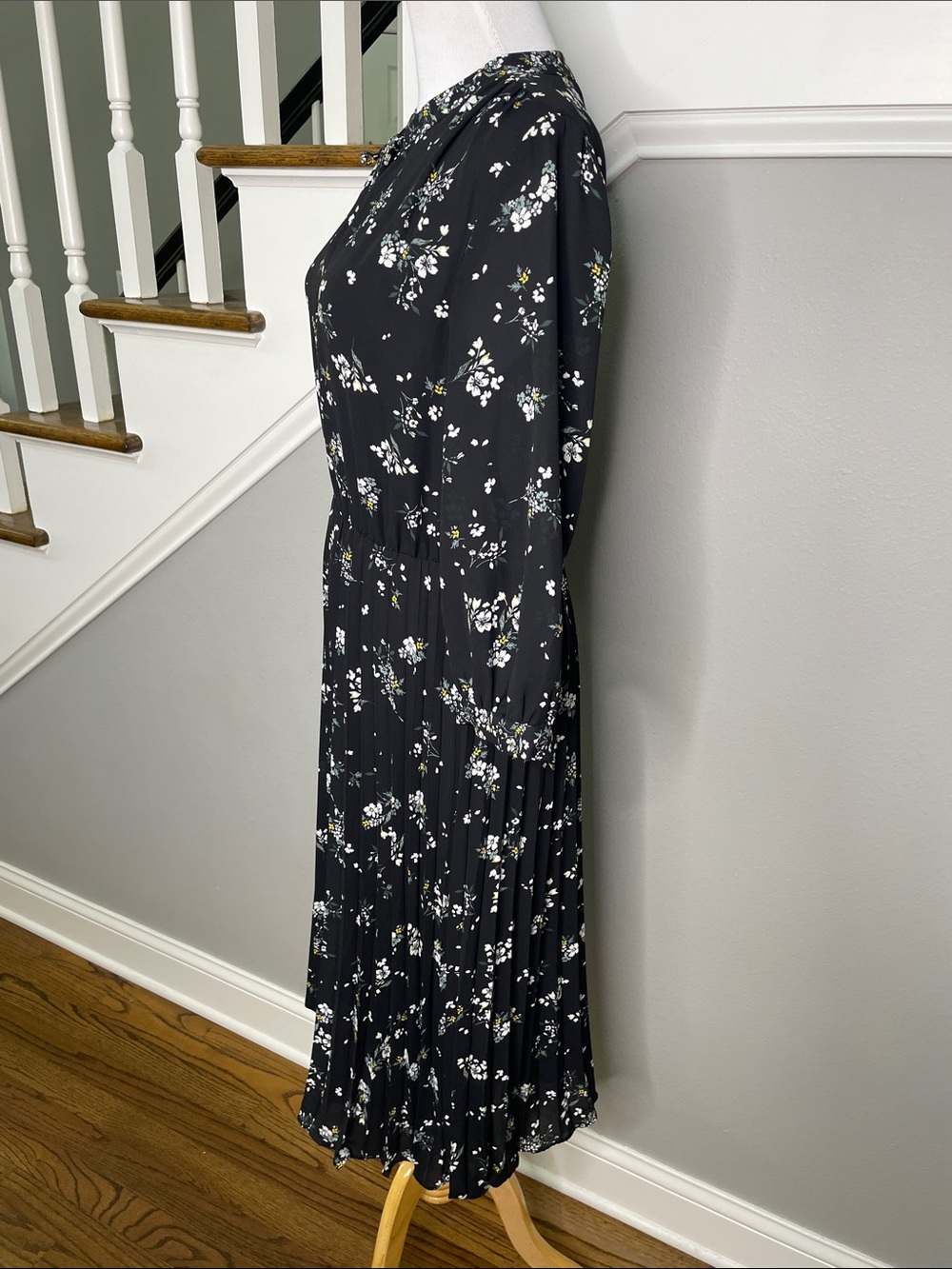 H&M Black Floral Print 3/4 Sleeve Dress with Accordion Pleated Skirt - Picture 3 of 6